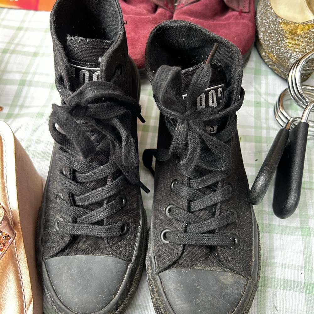 Black High-Top Sneakers Converse style
